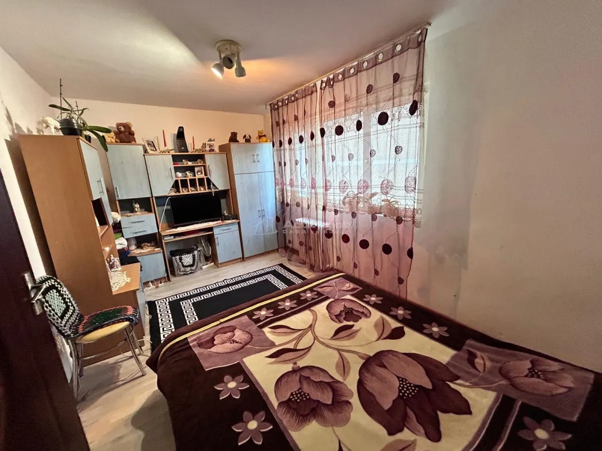 Apartment with 2 bedrooms for sale 50 sqm in Resita, Moroasa 1 area - foto 2
