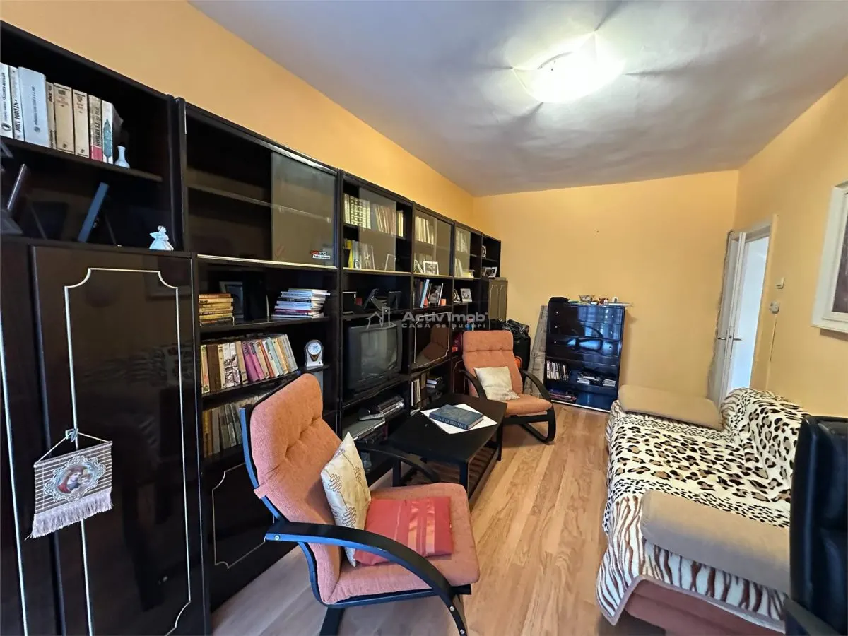Resita, 3-Bedroom Semi-Separated Apartment, Lunca - foto 8