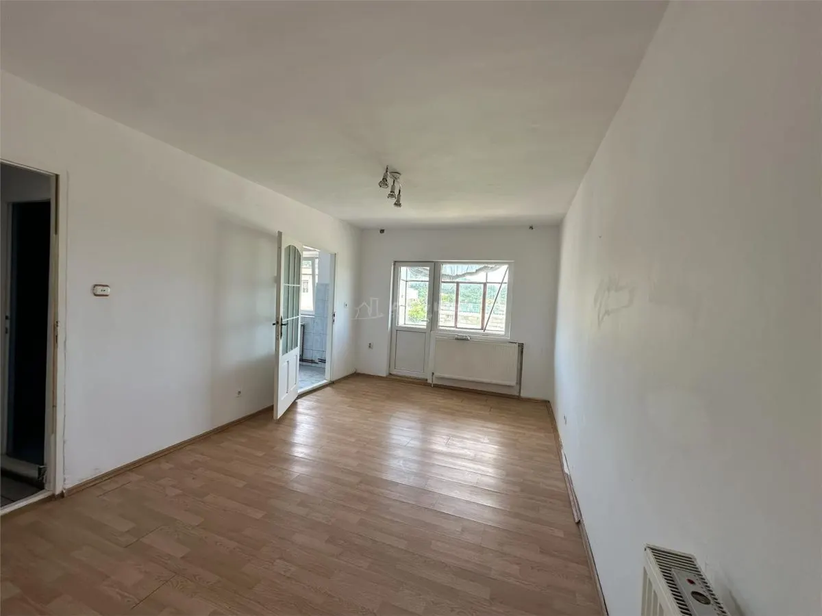 Apartment with 2 bedrooms for sale 38 sqm in Resita, Mociur area - foto 3