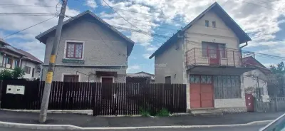 Casa de 6 Habitaciones en Venta en Pucioasa, Parcela de 441 m² - Pucioasa
