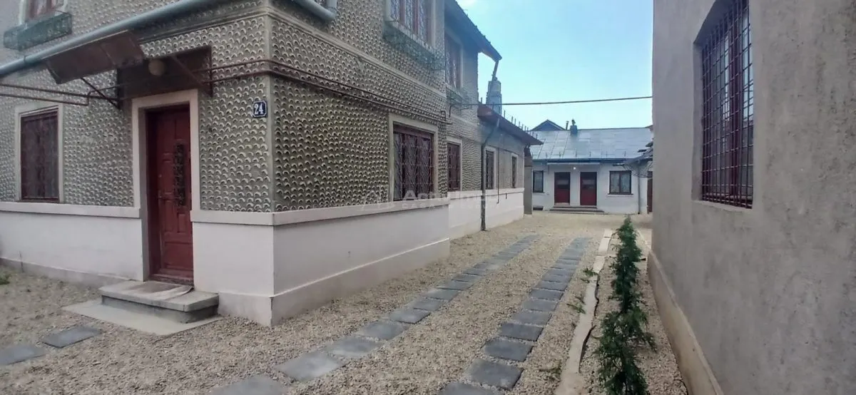 Casa de 6 Habitaciones en Venta en Pucioasa, Parcela de 441 m² - foto 2
