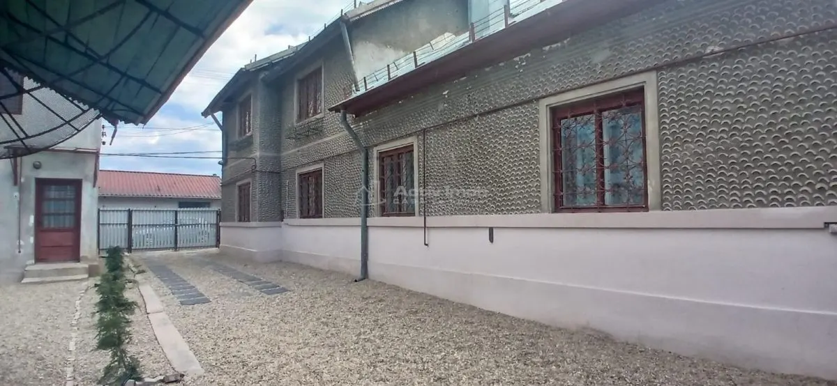 Casa de 6 Habitaciones en Venta en Pucioasa, Parcela de 441 m² - foto 3