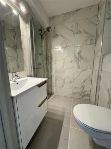 Appartement 2 Chambres – Entièrement Rénové – Premier Étage - foto 2