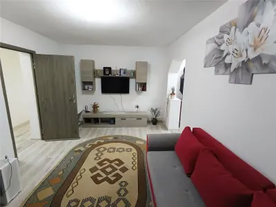 Apartamento de 2 Dormitorios, Centro Moldova Nouă, Junto a Mercado - Moldova Noua