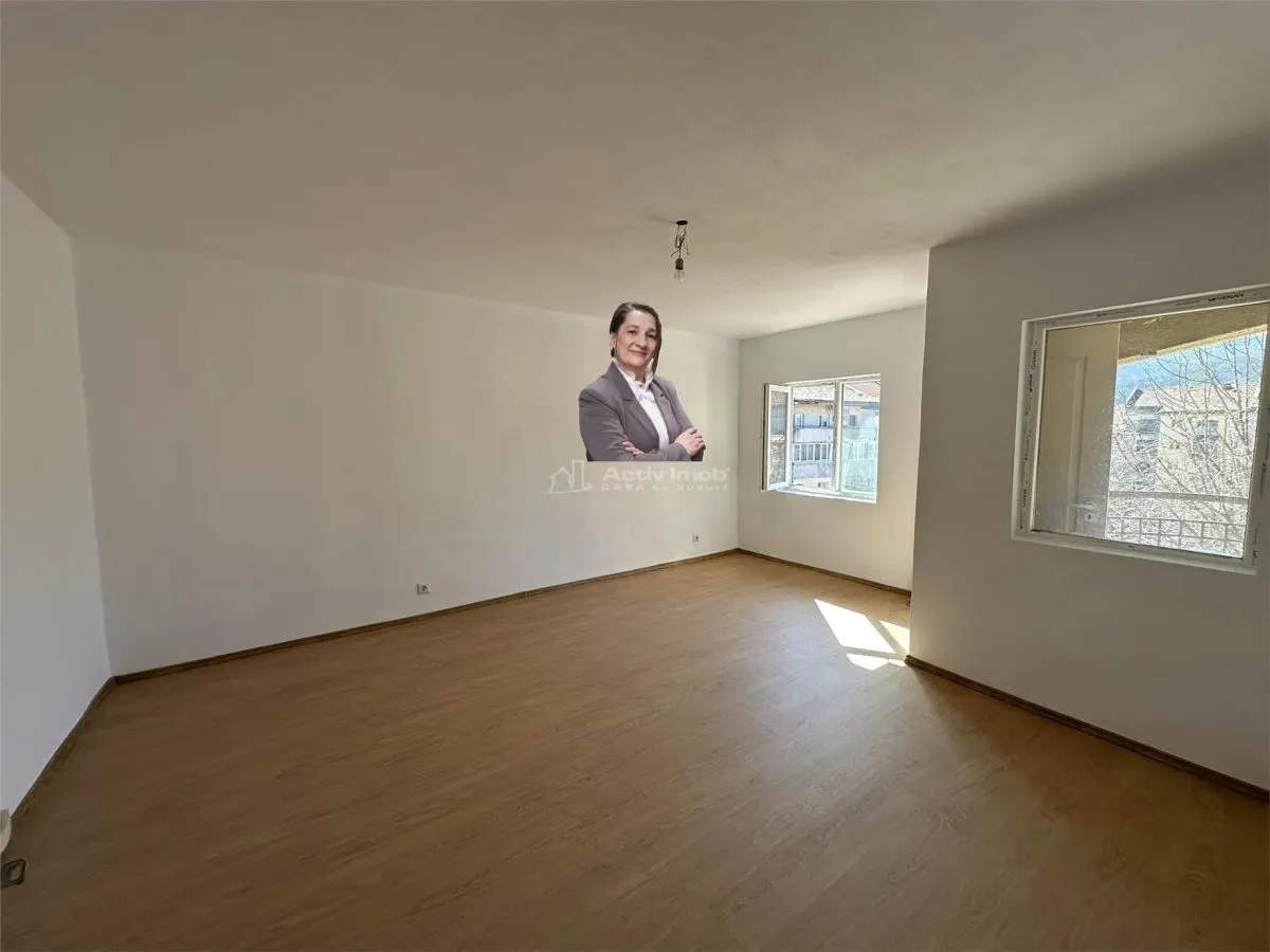 Resita, Apartamento de 3 Dormitorios, Confort 1, Distribución Separada, Centro - foto 1