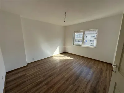 Resita, Apartamento de 3 Dormitorios, Confort 1, Distribución Separada, Centro - foto 2