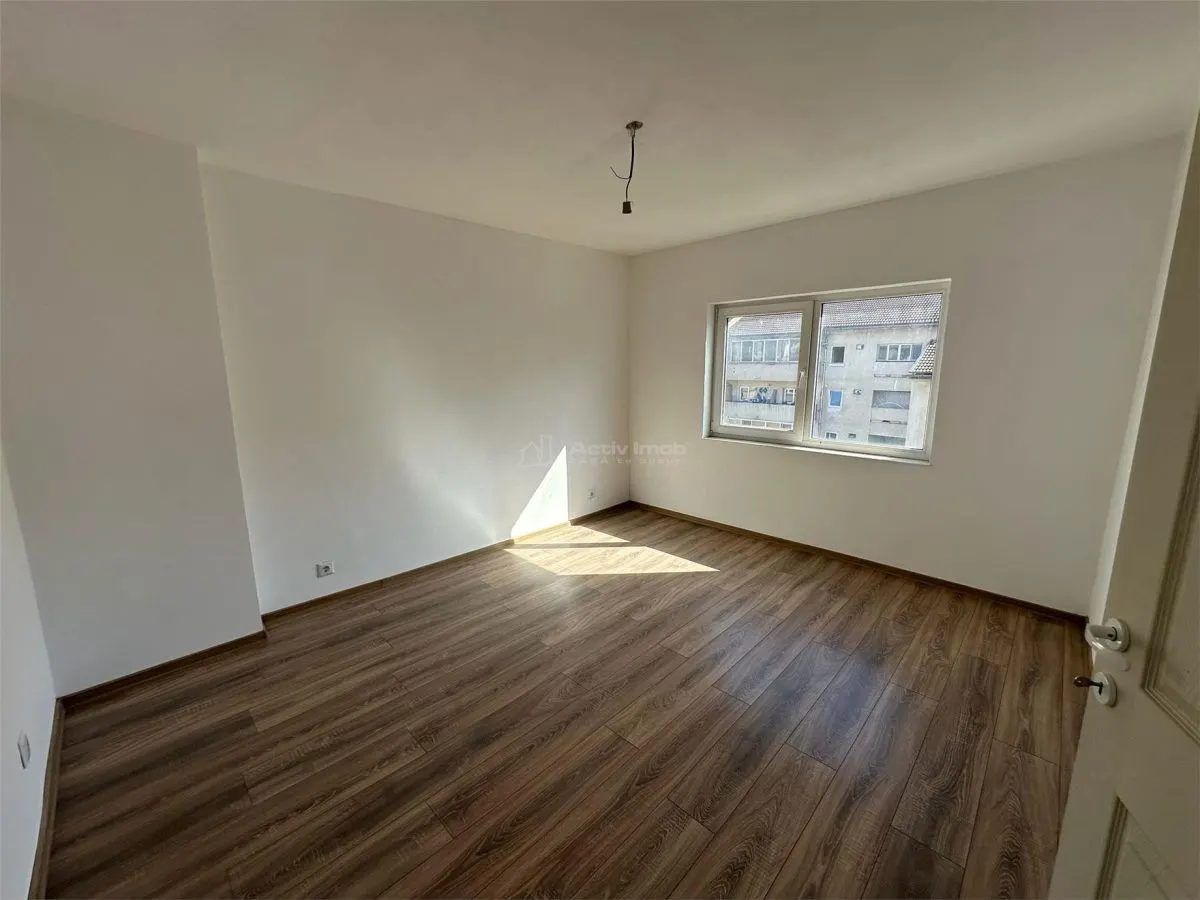 Resita, Apartamento de 3 Dormitorios, Confort 1, Distribución Separada, Centro - foto 2