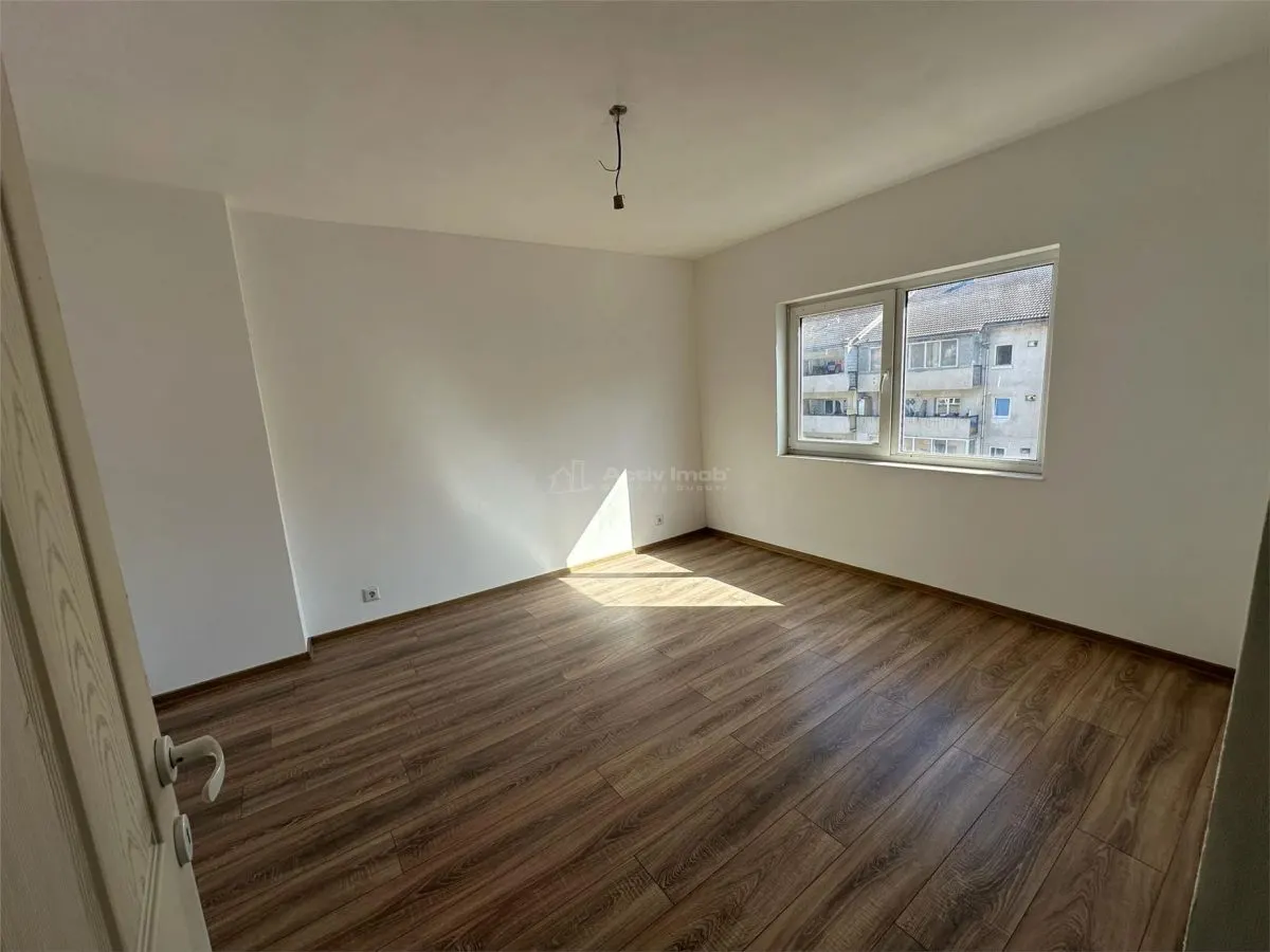 Resita, Apartamento de 3 Dormitorios, Confort 1, Distribución Separada, Centro - foto 11
