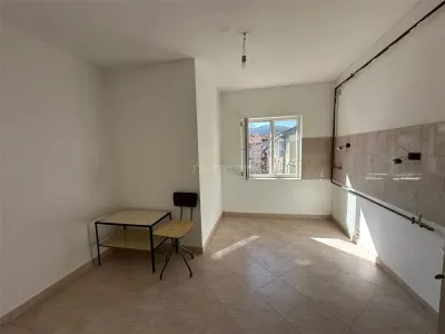 Resita, Apartamento de 3 Dormitorios, Confort 1, Distribución Separada, Centro - foto 3