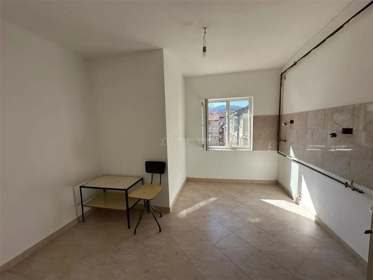 Resita, Apartamento de 3 Dormitorios, Confort 1, Distribución Separada, Centro - foto 3