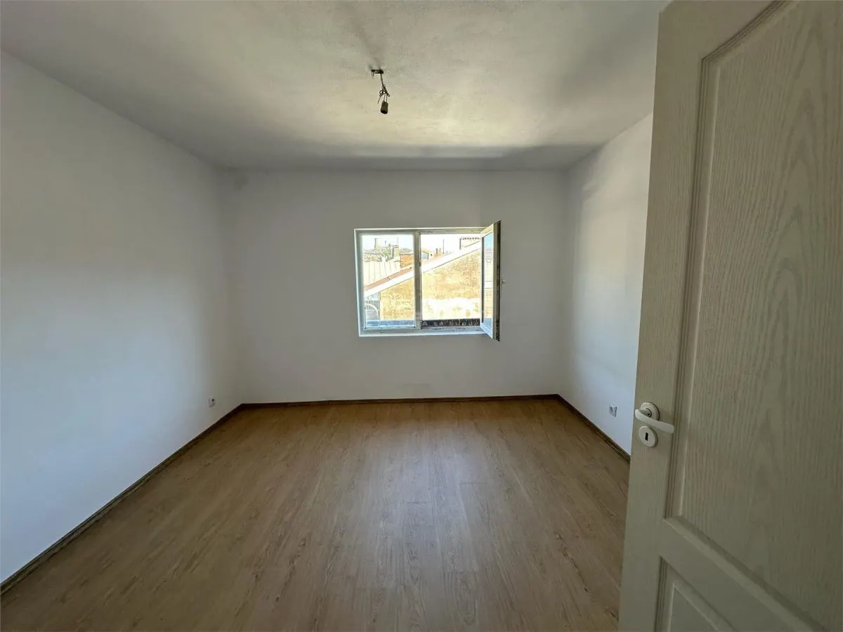 Resita, Apartamento de 3 Dormitorios, Confort 1, Distribución Separada, Centro - foto 4