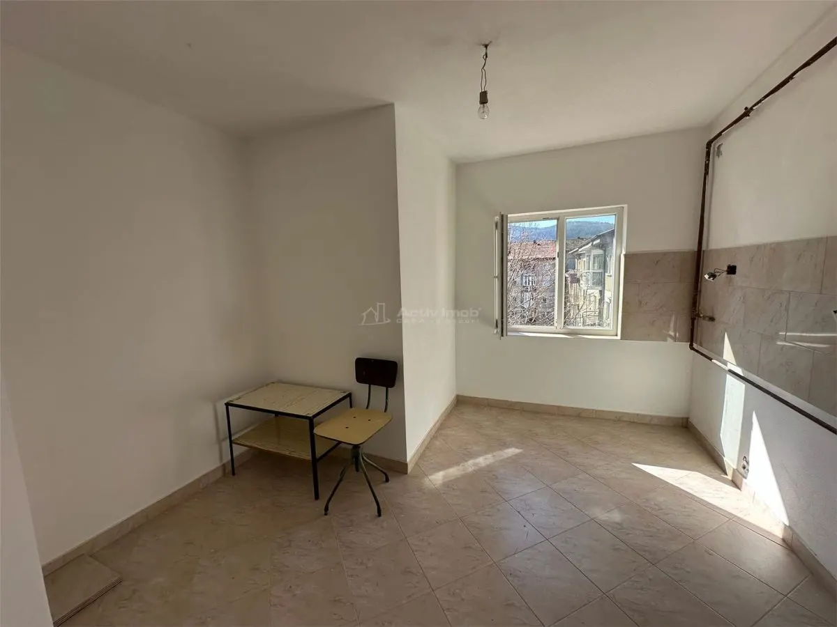 Resita, Apartamento de 3 Dormitorios, Confort 1, Distribución Separada, Centro - foto 5