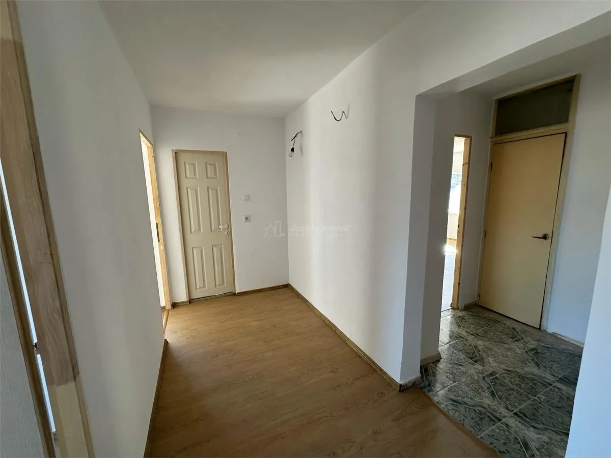 Resita, Apartamento de 3 Dormitorios, Confort 1, Distribución Separada, Centro - foto 6