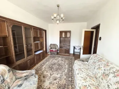 Apartamento de 3 Dormitorios – Rogerius, Str. Selimbarului – 4ª Planta - foto 2
