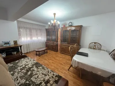 Caransebes, Apartamento 2 Dormitorios, Distribución Separada, Zona Pipirig - foto 2