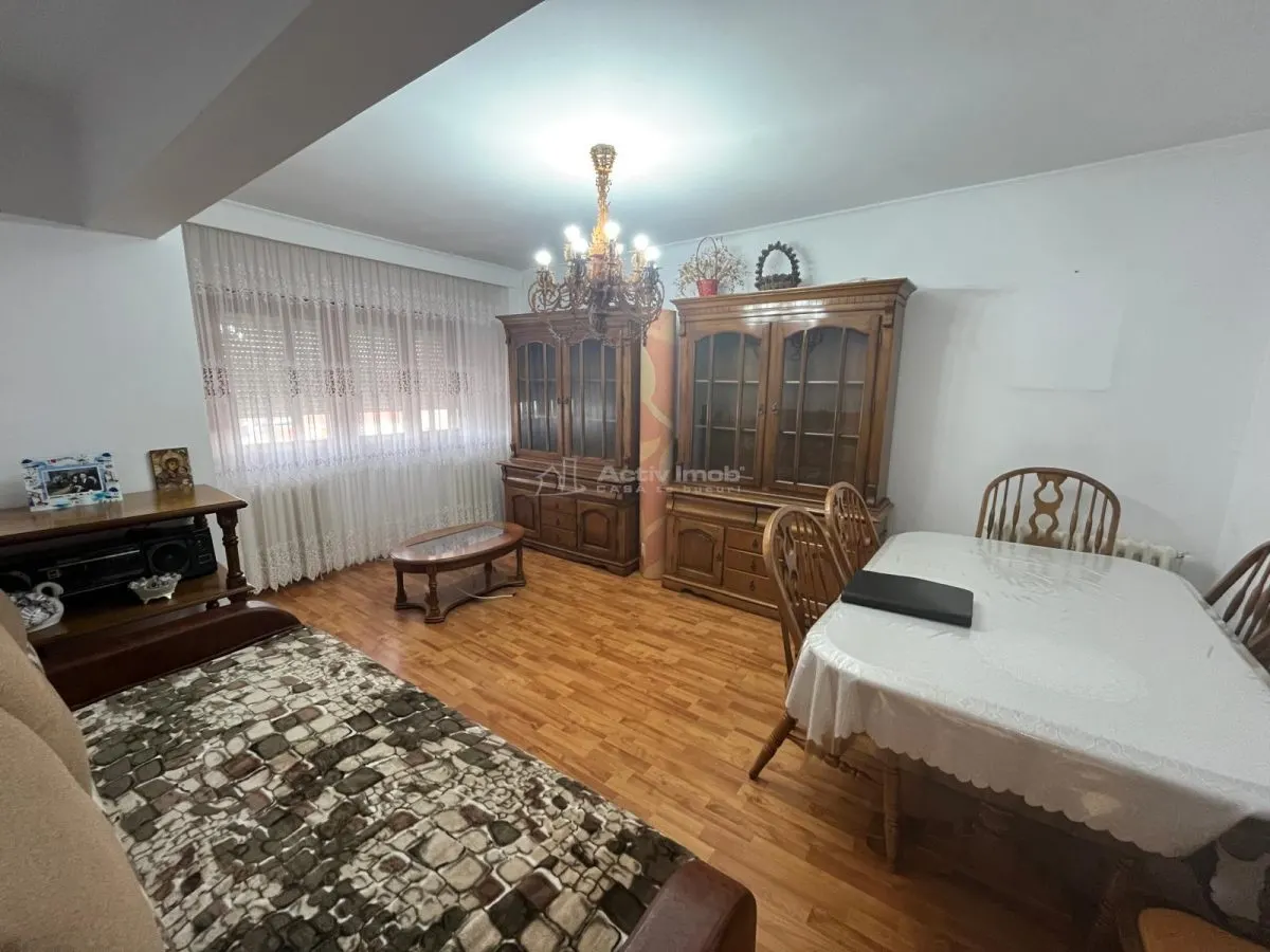 Caransebes, Apartamento 2 Dormitorios, Distribución Separada, Zona Pipirig - foto 2