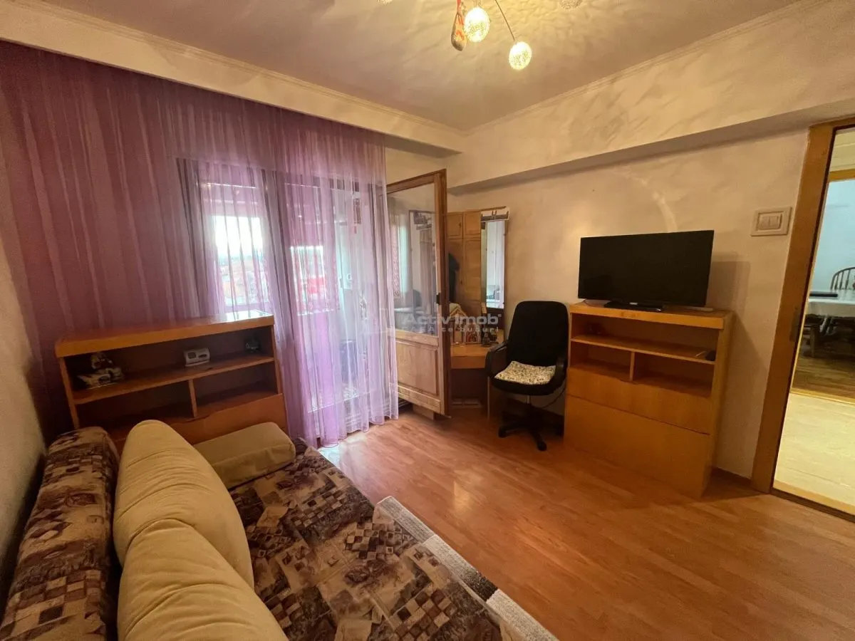 Caransebes, Apartamento 2 Dormitorios, Distribución Separada, Zona Pipirig - foto 4