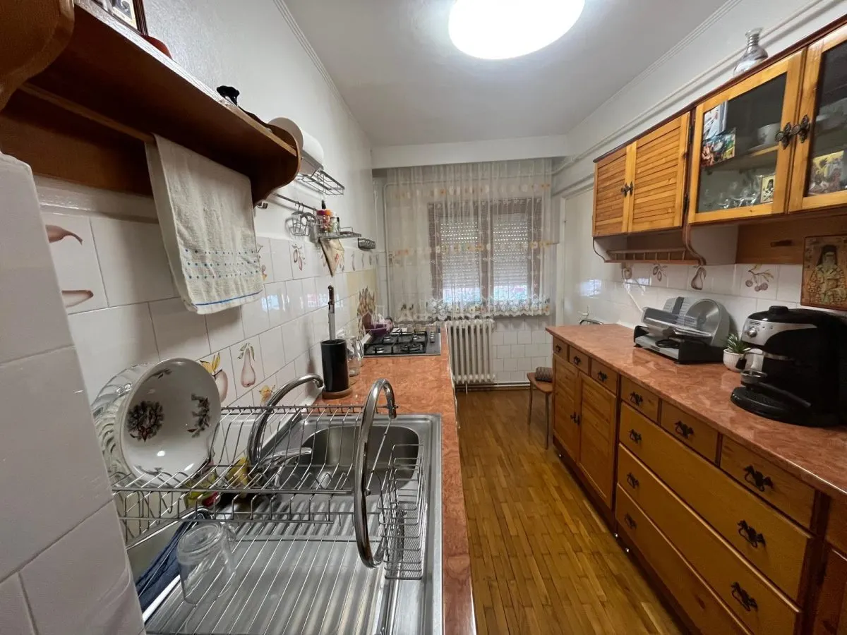 Caransebes, Apartamento 2 Dormitorios, Distribución Separada, Zona Pipirig - foto 7