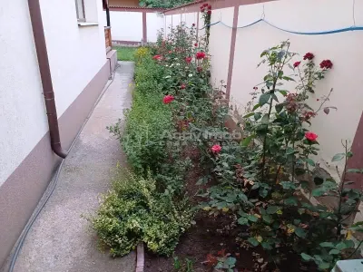 House / villa for sale 190 sqm in Bucuresti, Prelungirea Ghencea area - foto 3