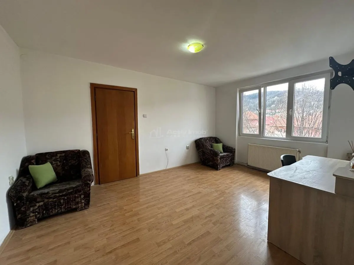 Resita, Apartamento de 3 Dormitorios, Semiabierto, Zona Central - foto 1