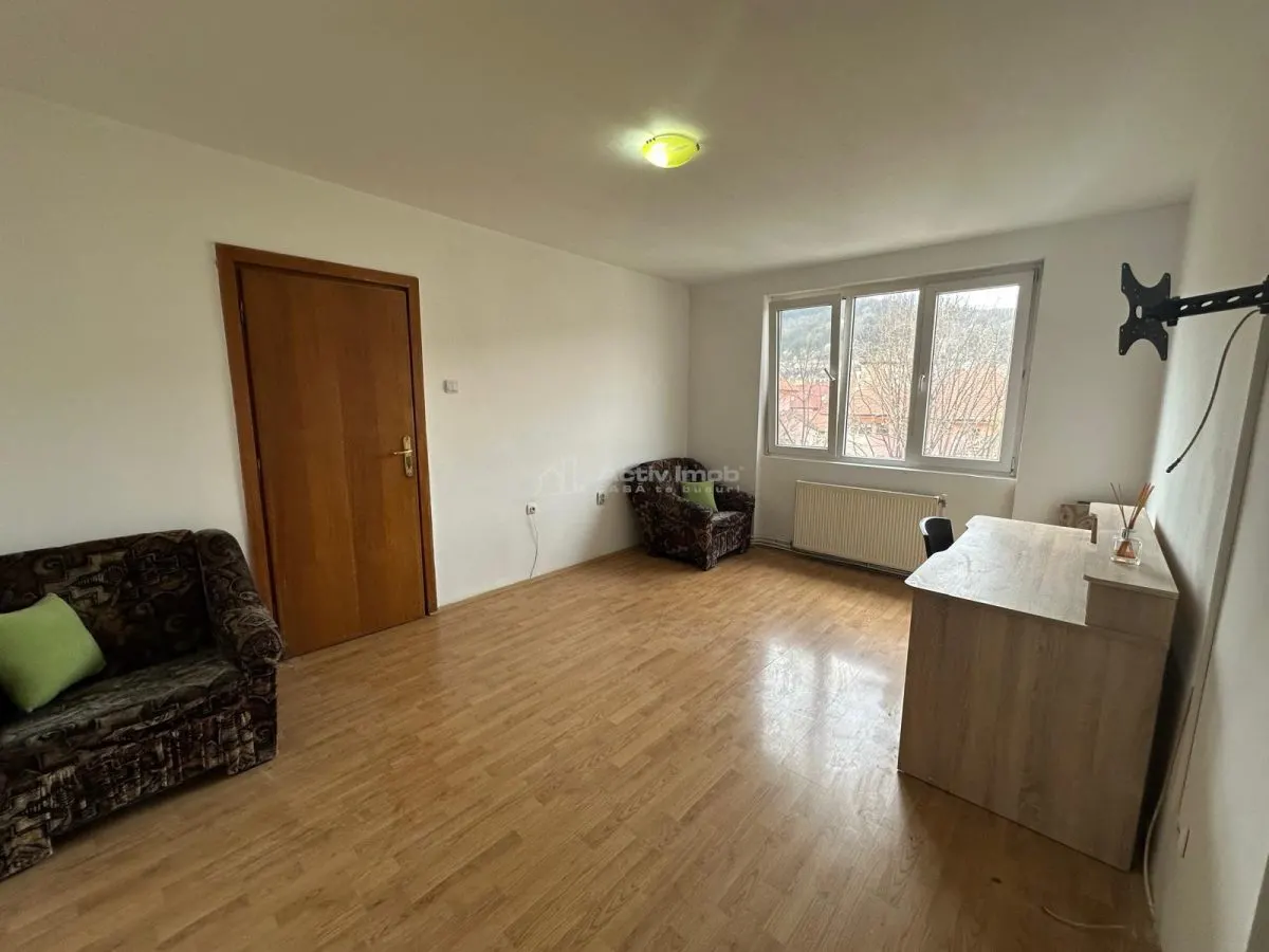 Resita, Apartamento de 3 Dormitorios, Semiabierto, Zona Central - foto 2