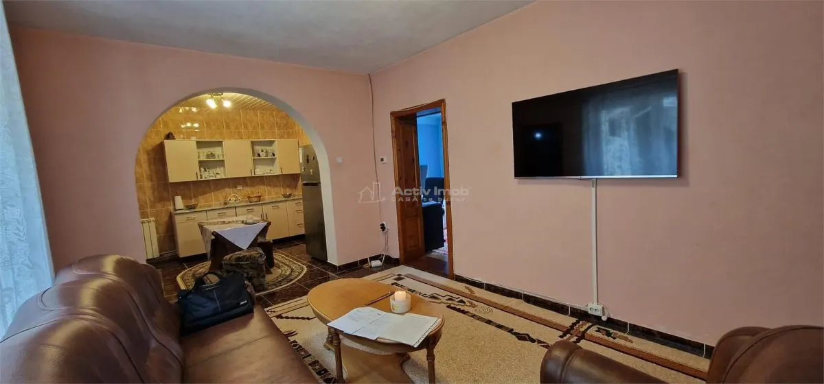 House / villa for sale 230 sqm in Resita, Muncitoresc area - foto 2