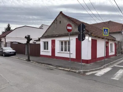 منزل بواجهتين مزدوجتين في كانتيمير – فرصة استثنائية للتجديد والاستثمار - Oradea