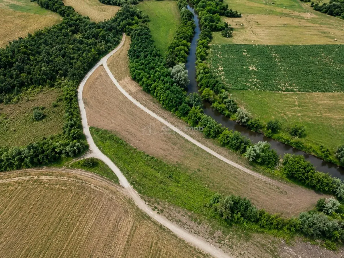 Parcelles avec Accès à la Rivière Cibin à Vendre à Talmaciu - foto 1