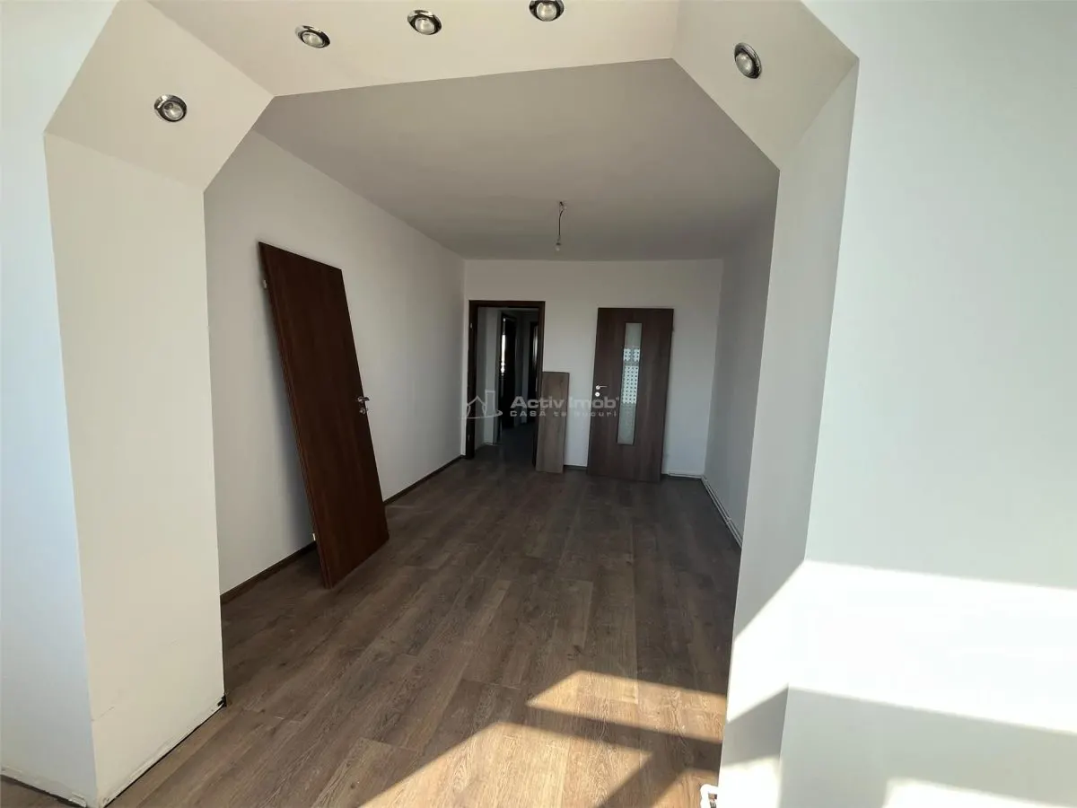Lugoj, 3-Bedroom Apartment, 84 sqm, Split Layout, 6th Floor, Central Post Office Building - foto 2