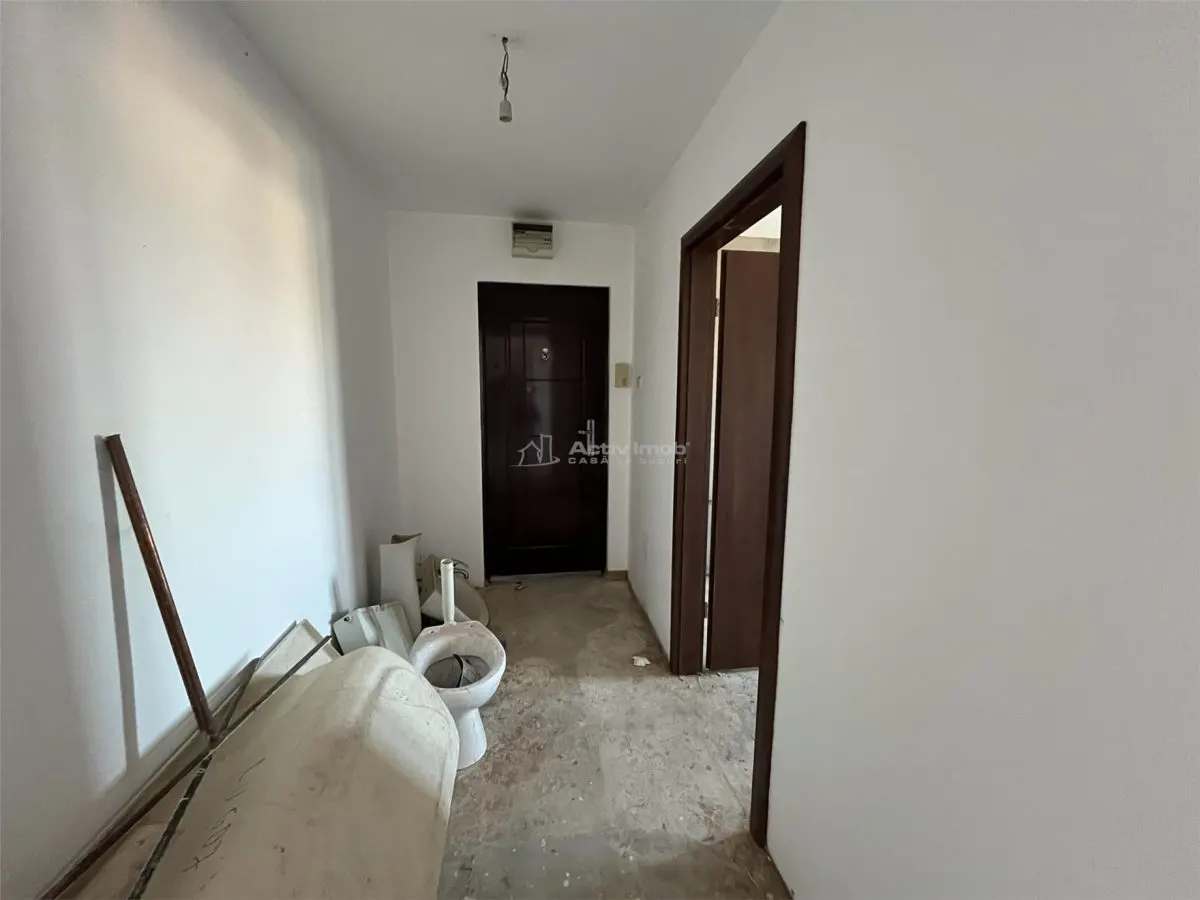 Lugoj, 3-Bedroom Apartment, 84 sqm, Split Layout, 6th Floor, Central Post Office Building - foto 13