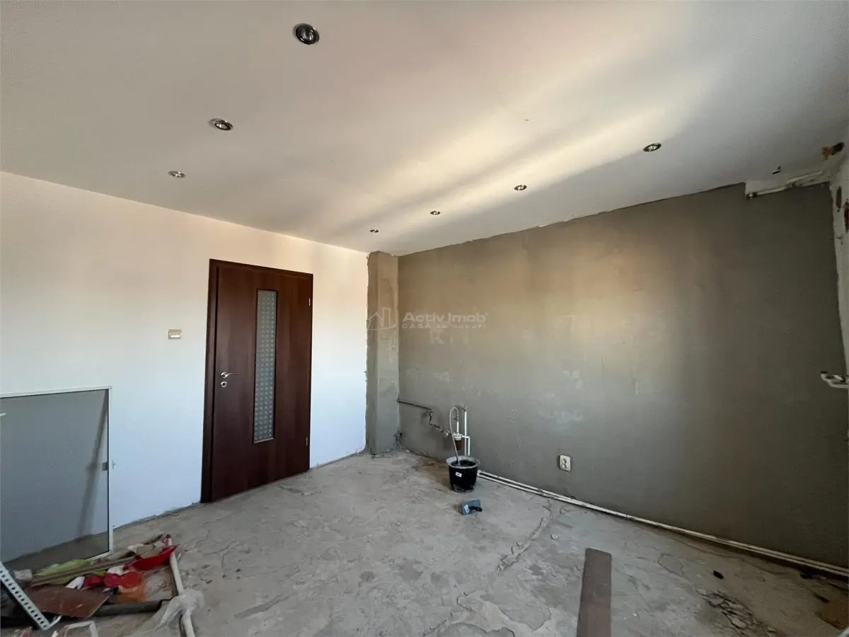 Lugoj, 3-Bedroom Apartment, 84 sqm, Split Layout, 6th Floor, Central Post Office Building - foto 14
