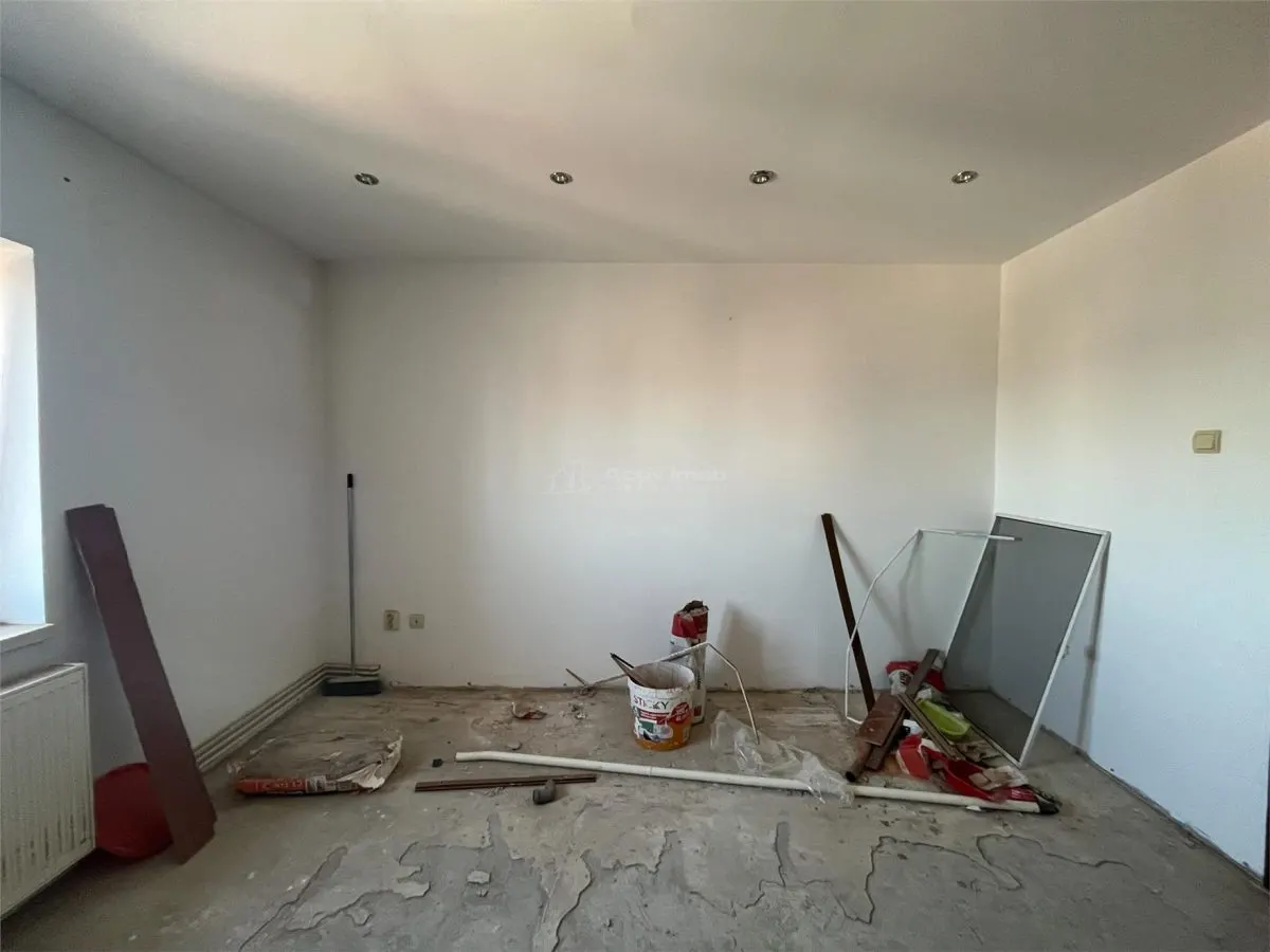 Lugoj, 3-Bedroom Apartment, 84 sqm, Split Layout, 6th Floor, Central Post Office Building - foto 16