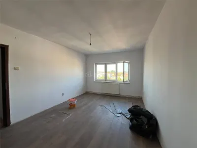 Lugoj, 3-Bedroom Apartment, 84 sqm, Split Layout, 6th Floor, Central Post Office Building - foto 18