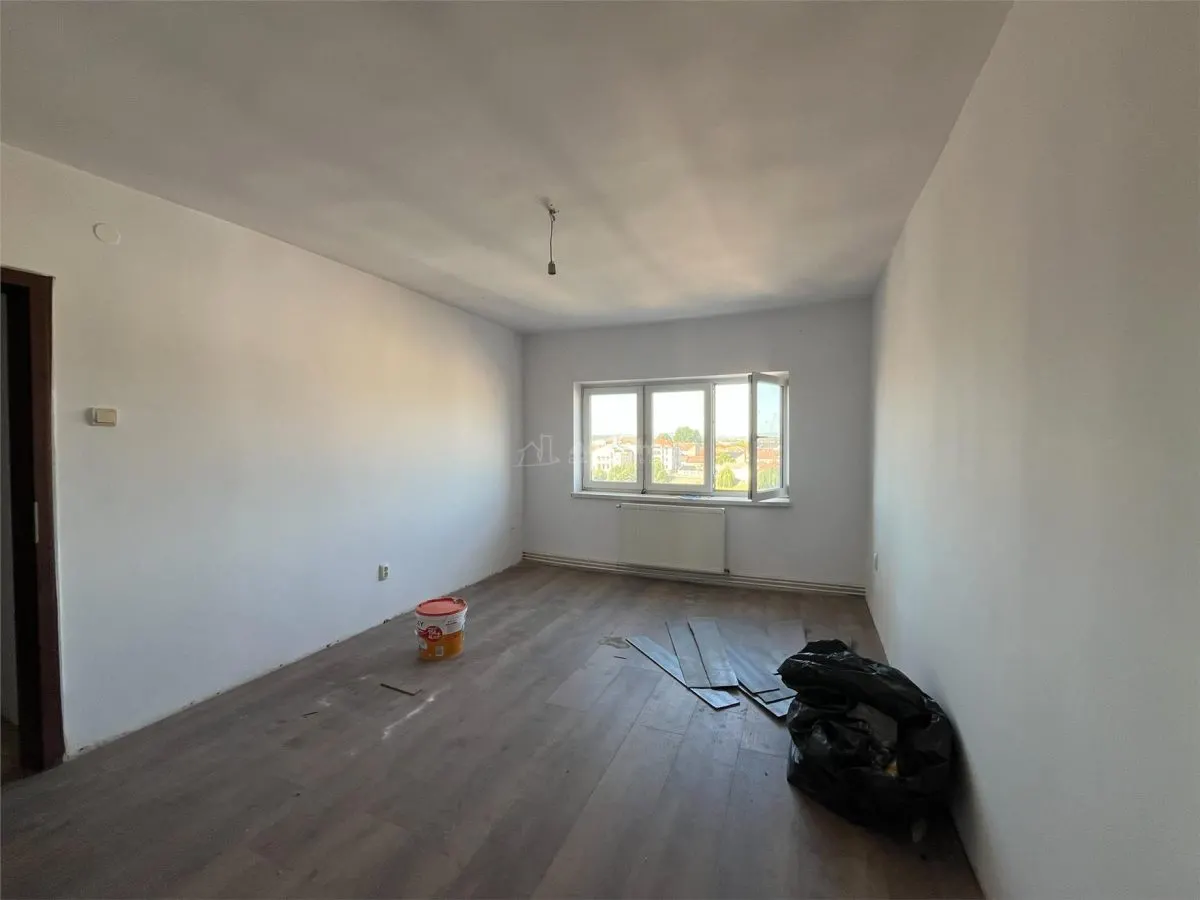 Lugoj, 3-Bedroom Apartment, 84 sqm, Split Layout, 6th Floor, Central Post Office Building - foto 18