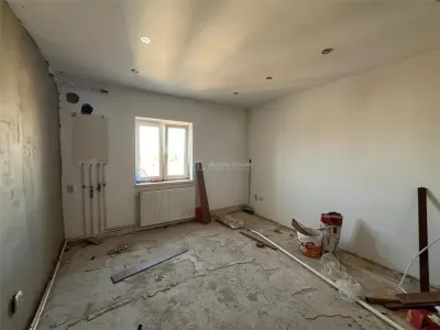 Lugoj, 3-Bedroom Apartment, 84 sqm, Split Layout, 6th Floor, Central Post Office Building - foto 4