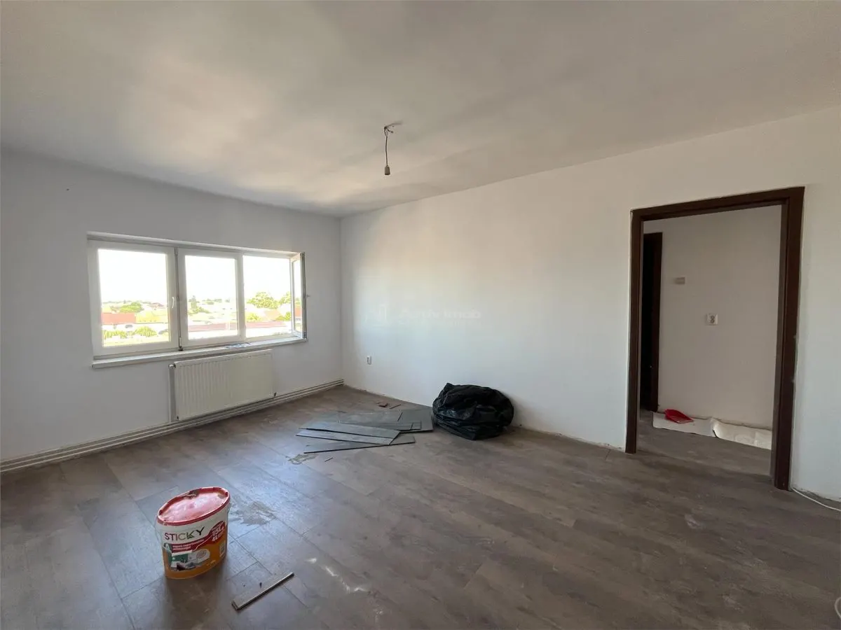 Lugoj, 3-Bedroom Apartment, 84 sqm, Split Layout, 6th Floor, Central Post Office Building - foto 5