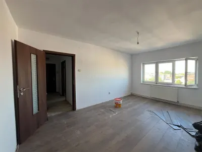 Lugoj, 3-Bedroom Apartment, 84 sqm, Split Layout, 6th Floor, Central Post Office Building - foto 6