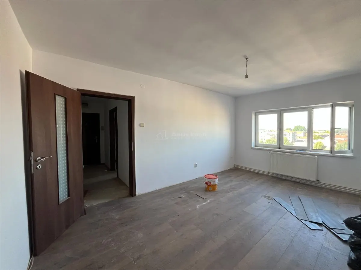 Lugoj, 3-Bedroom Apartment, 84 sqm, Split Layout, 6th Floor, Central Post Office Building - foto 6