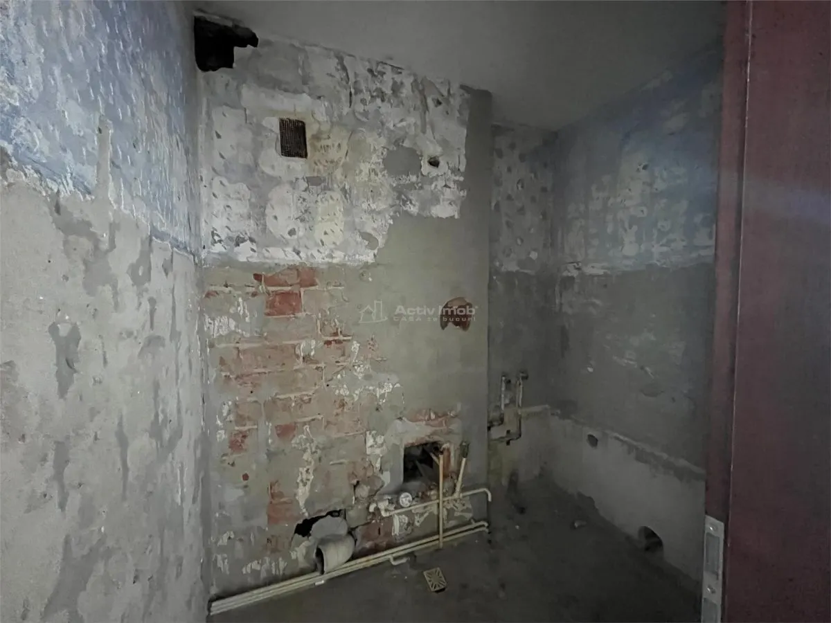 Lugoj, 3-Bedroom Apartment, 84 sqm, Split Layout, 6th Floor, Central Post Office Building - foto 7