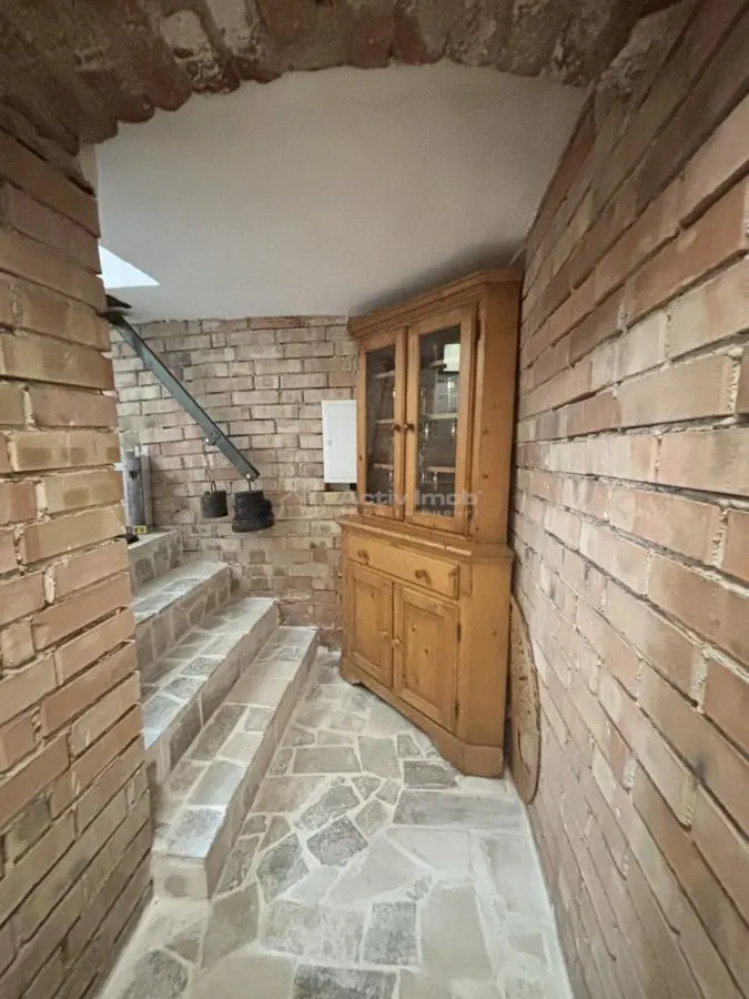 Characterful Urban Retreat – Mansard House with Fitted Cellar, Central Oradea - foto 15