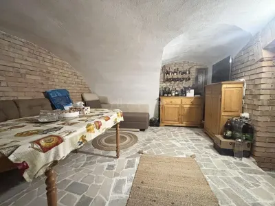 Characterful Urban Retreat – Mansard House with Fitted Cellar, Central Oradea - foto 17