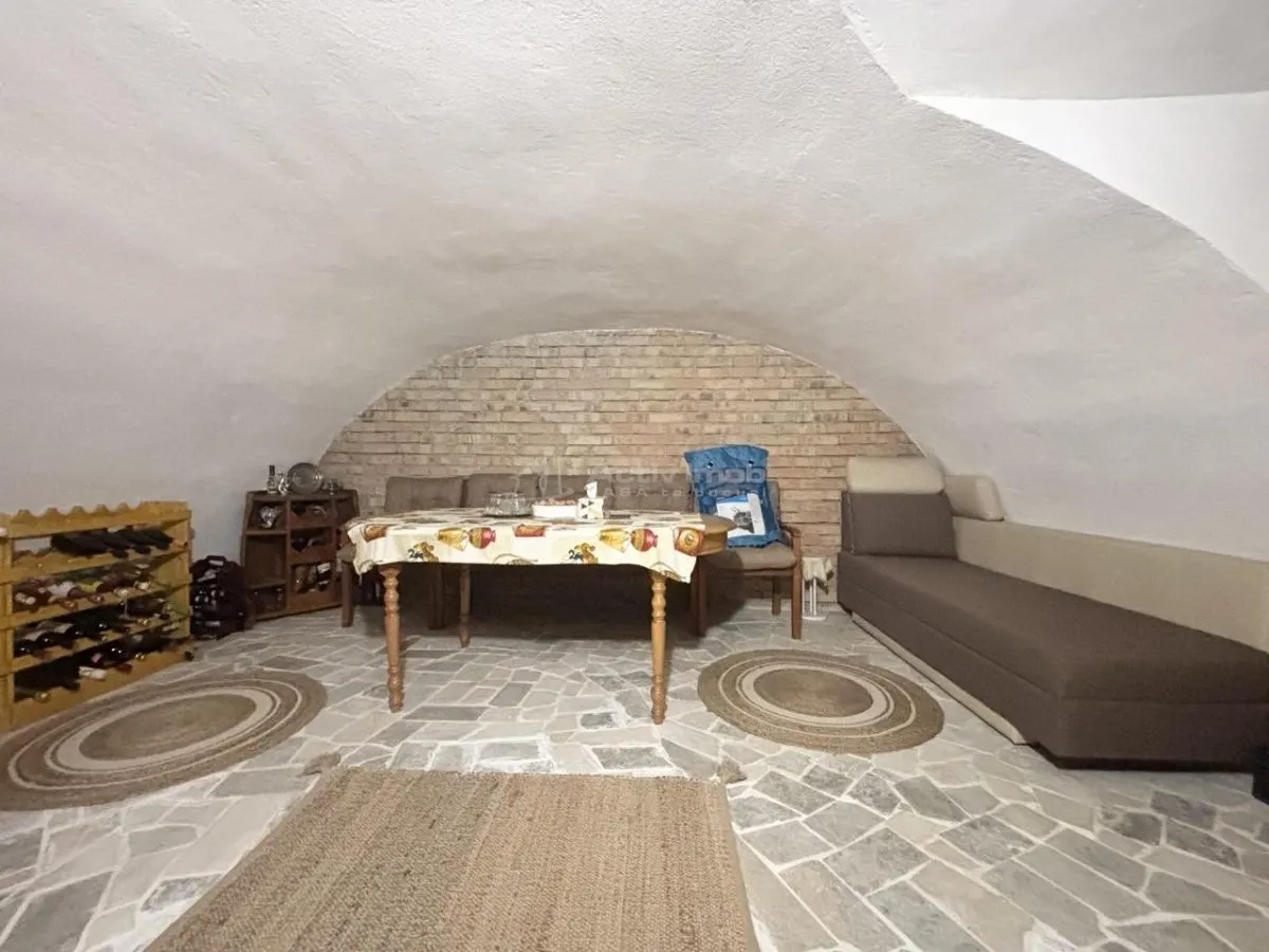 Characterful Urban Retreat – Mansard House with Fitted Cellar, Central Oradea - foto 18