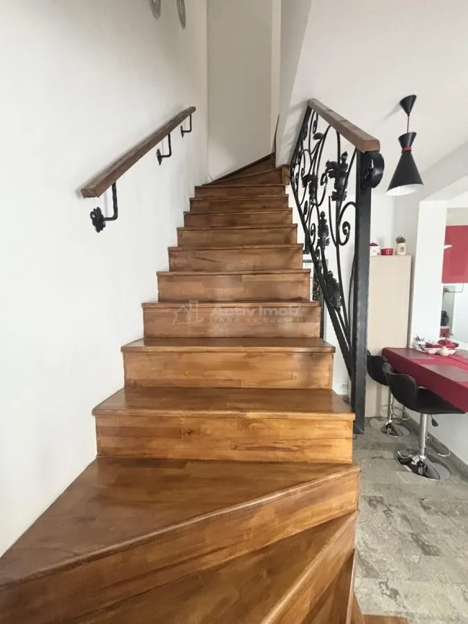 Characterful Urban Retreat – Mansard House with Fitted Cellar, Central Oradea - foto 7