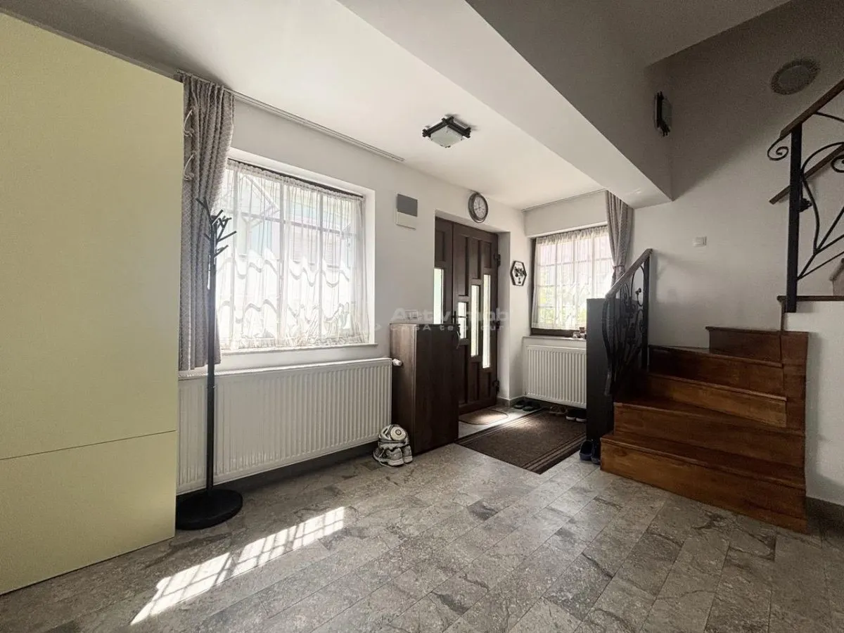 Characterful Urban Retreat – Mansard House with Fitted Cellar, Central Oradea - foto 10