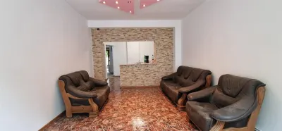 Resita: Maison Cinq Chambres avec Sous-Sol, Rez-de-Chaussée, Étage et Mansarde - foto 2