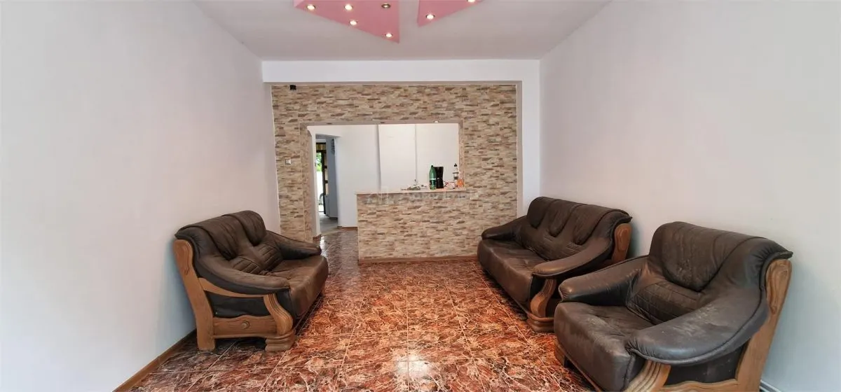 Resita: Maison Cinq Chambres avec Sous-Sol, Rez-de-Chaussée, Étage et Mansarde - foto 2