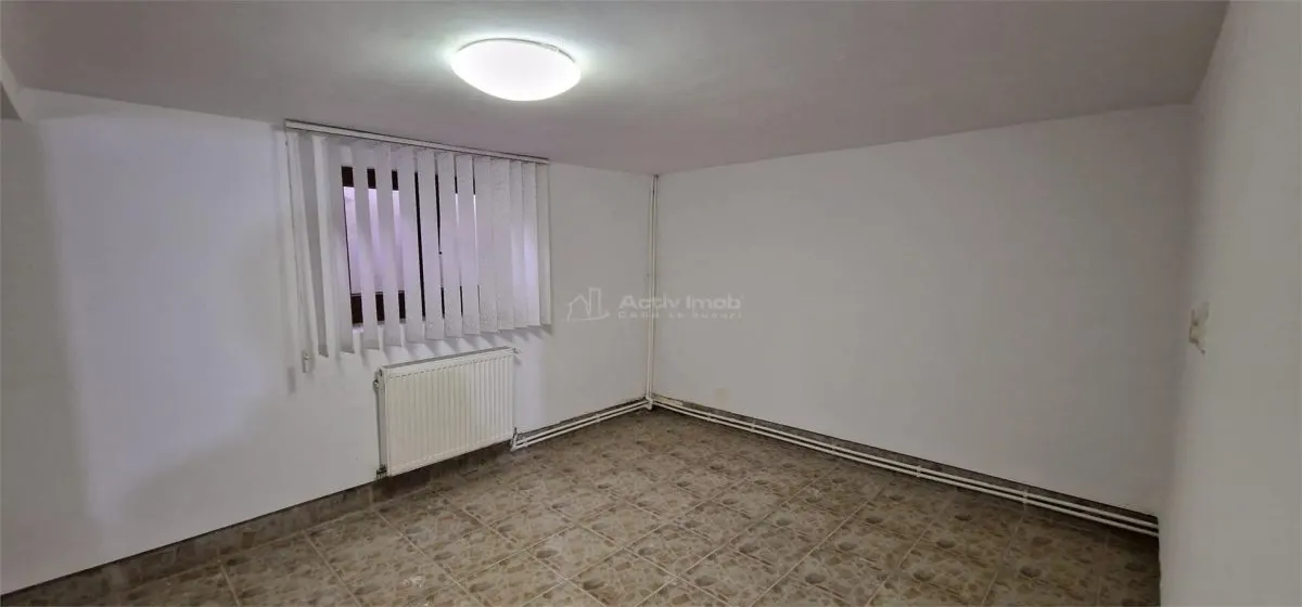 Resita: Maison Cinq Chambres avec Sous-Sol, Rez-de-Chaussée, Étage et Mansarde - foto 11