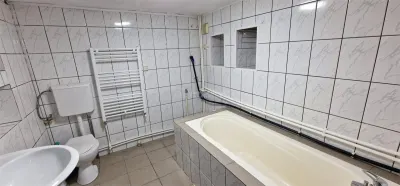 Resita: Maison Cinq Chambres avec Sous-Sol, Rez-de-Chaussée, Étage et Mansarde - foto 12