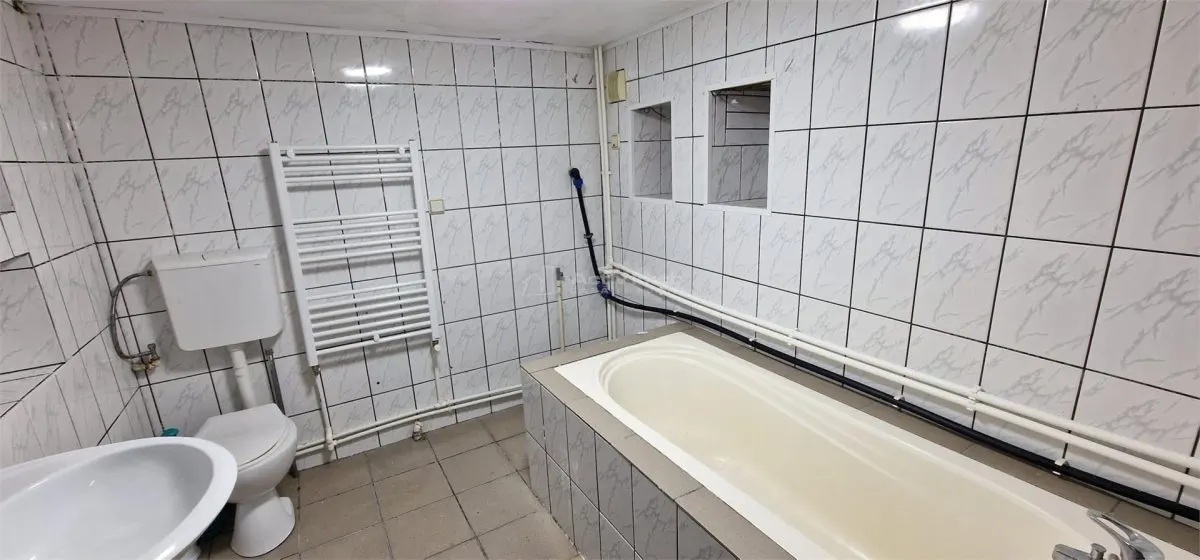 Resita: Maison Cinq Chambres avec Sous-Sol, Rez-de-Chaussée, Étage et Mansarde - foto 12