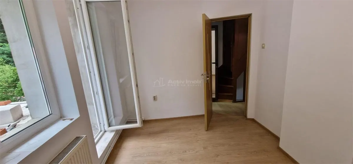 Resita: Maison Cinq Chambres avec Sous-Sol, Rez-de-Chaussée, Étage et Mansarde - foto 19